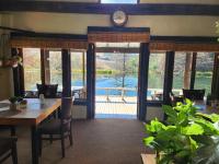 Bazén v ubytování Cleopatra Mountain Farmhouse nebo v jeho okolí