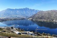 Blick auf ein großes Gewässer mit Bergen in der Unterkunft Views on Florence in Queenstown