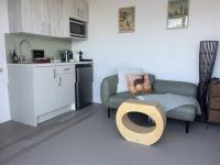 ein Wohnzimmer mit einer Couch und einem Tisch in der Unterkunft Views on Florence in Queenstown