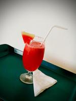 una bebida con una rodaja de fruta en un vaso en Sigiri Holiday Bungalow, en Sigiriya