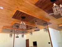 um quarto com vários lustres pendurados no tecto em Blessings Resort Jankichatti em Uttarkāshi