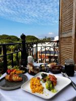 Una mesa con un plato de comida en un balcón. en Unique Boutique Hotel Antibes Juan-les-Pins, en Antibes