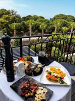 una mesa con 2 platos de comida en el balcón en Unique Boutique Hotel Antibes Juan-les-Pins, en Antibes