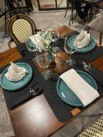 una mesa de madera con platos y servilletas. en Hotel Casa Xaa, en Tlatlauquitepec