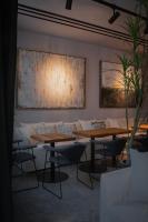 sala de estar con 2 mesas y sofá en Unique Boutique Hotel Antibes Juan-les-Pins, en Antibes