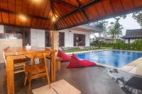 Bazén v ubytování Batuan Village nebo v jeho okolí