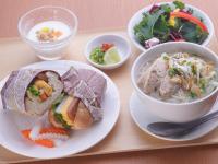 ホテルの敷地内または近くでの食事または食べ物