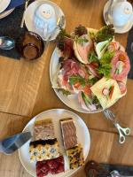 ホテルの敷地内または近くでの食事または食べ物