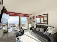 sala de estar con sofá y vistas al océano en Appartement apaisant avec vue sur le lac marin - 4MARQ103, en Le Barcarès