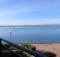 vistas a una gran masa de agua en Appartement apaisant avec vue sur le lac marin - 4MARQ103, en Le Barcarès