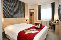 una habitación de hotel con una cama y un escritorio en Kyriad Vannes Centre Ville, en Vannes