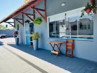 un tavolo e una sedia sul lato di un edificio di Guaraípe a Guarapari