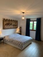 a bedroom with a bed and a painting on the wall at Appartement spacieux et lumineux in Sélestat