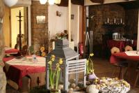 una habitación con una mesa con una mesa con una mesa en Landgasthof Hotel Rebe Alzey, en Alzey