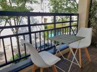 2 sillas y mesa en un balcón con vistas en EXIGEHOME-Beautiful apartment, 2 bedrooms 70m2 15 min from Paris, en Rueil-Malmaison