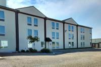 un gran edificio blanco con ventanas azules en Days Inn by Wyndham LaPlace- New Orleans, en Laplace
