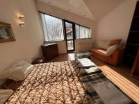 Postel nebo postele na pokoji v ubytování Bright Mountain View Penthouse - 300mbps Wi-fi