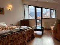 Postel nebo postele na pokoji v ubytování Bright Mountain View Penthouse - 300mbps Wi-fi