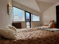 Postel nebo postele na pokoji v ubytování Bright Mountain View Penthouse - 300mbps Wi-fi