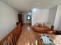 Posezení v ubytování Bright Mountain View Penthouse - 300mbps Wi-fi