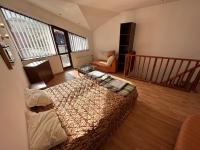 Postel nebo postele na pokoji v ubytování Bright Mountain View Penthouse - 300mbps Wi-fi