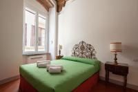 Posteľ alebo postele v izbe v ubytovaní Aurora's, Renaissance Suite, Historic Apartment, pivot location, few walks from all, AC bedroom