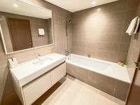 Koupelna v ubytování Amazing apartment next to Dubai Mall 160BR-2