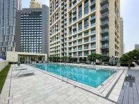 Bazén v ubytování Amazing apartment next to Dubai Mall 160BR-2 nebo v jeho okolí