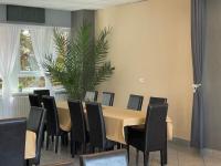 una sala conferenze con tavolo e sedie di Airport Szálló a Tököl