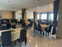 Reštaurácia alebo iné gastronomické zariadenie v ubytovaní Airport Szálló