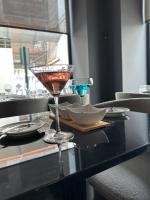 una mesa con dos copas de martini en una mesa en Golden Lisbon Hotel, en Lisboa