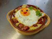 Un tazón pequeño de comida con un huevo encima. en Belvedere Resort Moieciu, en Moieciu de Jos