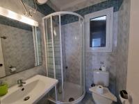 Kúpeľňa v ubytovaní Corfu Glyfada Beach Apartment 58a