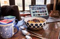 Eine Schüssel Müsli und ein Laptop auf einem Tisch in der Unterkunft Wolf Totem Lux Backpacker Studio Loft in Pisac