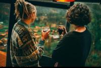 Zwei Frauen stehen in einem Zug und schauen aus dem Fenster. in der Unterkunft Wolf Totem Lux Backpacker Studio Loft in Pisac