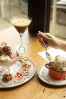 een tafel met twee borden desserts en een drankje bij Hutton Hotel in Nashville