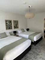 トゥーンバにあるThe Shamrock Hotelの部屋にベッドが2つあるホテルの部屋