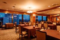 een eetkamer met tafels en stoelen en ramen bij Kanazawa New Grand Hotel Prestige in Kanazawa