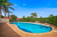 Comfort Inn North Brisbaneの敷地内または近くにあるプール