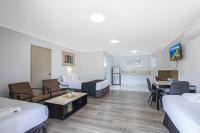 Comfort Inn North Brisbaneにあるテレビまたはエンターテインメントセンター