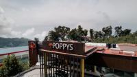 um sinal no topo de um edifício em Poppys Pleasant Stay em Kodaikānāl
