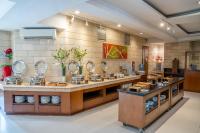 eine Küche mit einer Theke mit Waschbecken und Spiegeln in der Unterkunft Hotel Alia Cikini in Jakarta