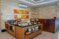 eine Küche mit einer Theke mit Schalen und Geschirr darauf in der Unterkunft Hotel Alia Cikini in Jakarta