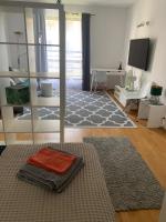 Televízia a/alebo spoločenská miestnosť v ubytovaní Apartament Francuska Pokoje Rooms