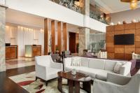 Un vestíbulo con un sofá y sillas y un televisor. en Sheraton Bratislava Hotel, en Bratislava