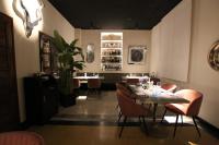 een eetkamer met een tafel en stoelen bij Le Maginot Relais in Castelvetro Piacentino