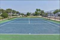 einen Tennisplatz mit einem Netz darauf in der Unterkunft Montego Bay - Atlantic 13300 in Ocean City