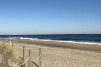 ein Strand mit einem Volleyballnetz im Sand in der Unterkunft Montego Bay - Atlantic 13300 in Ocean City