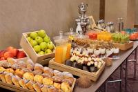 um buffet de frutas e legumes e outros alimentos em Hilton Cabo Verde Sal Resort em Santa Maria