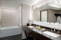 Hilton Washington DC National Mall The Wharfにあるバスルーム